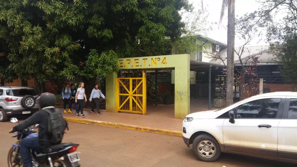 Alumnos de la EPET N.º 4 solicitaron al ministro de educación refacciones en el edificio