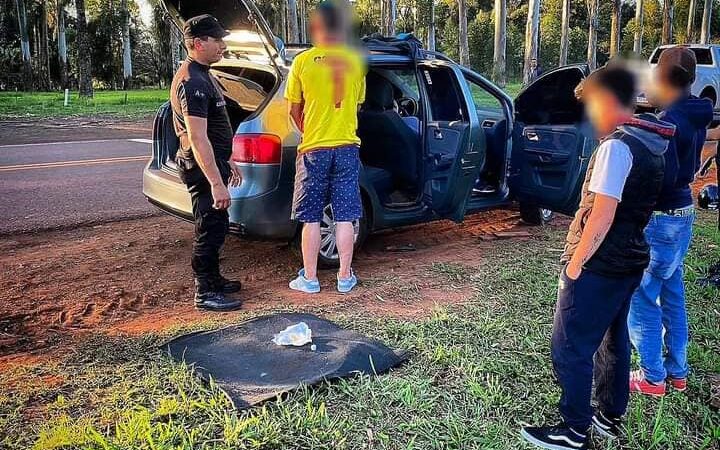 En un control policial intentó esconder droga en su bolsillo pero la dejó caer al sacar su billetera