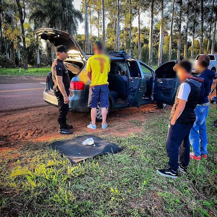 En un control policial intentó esconder droga en su bolsillo pero la dejó caer al sacar su billetera