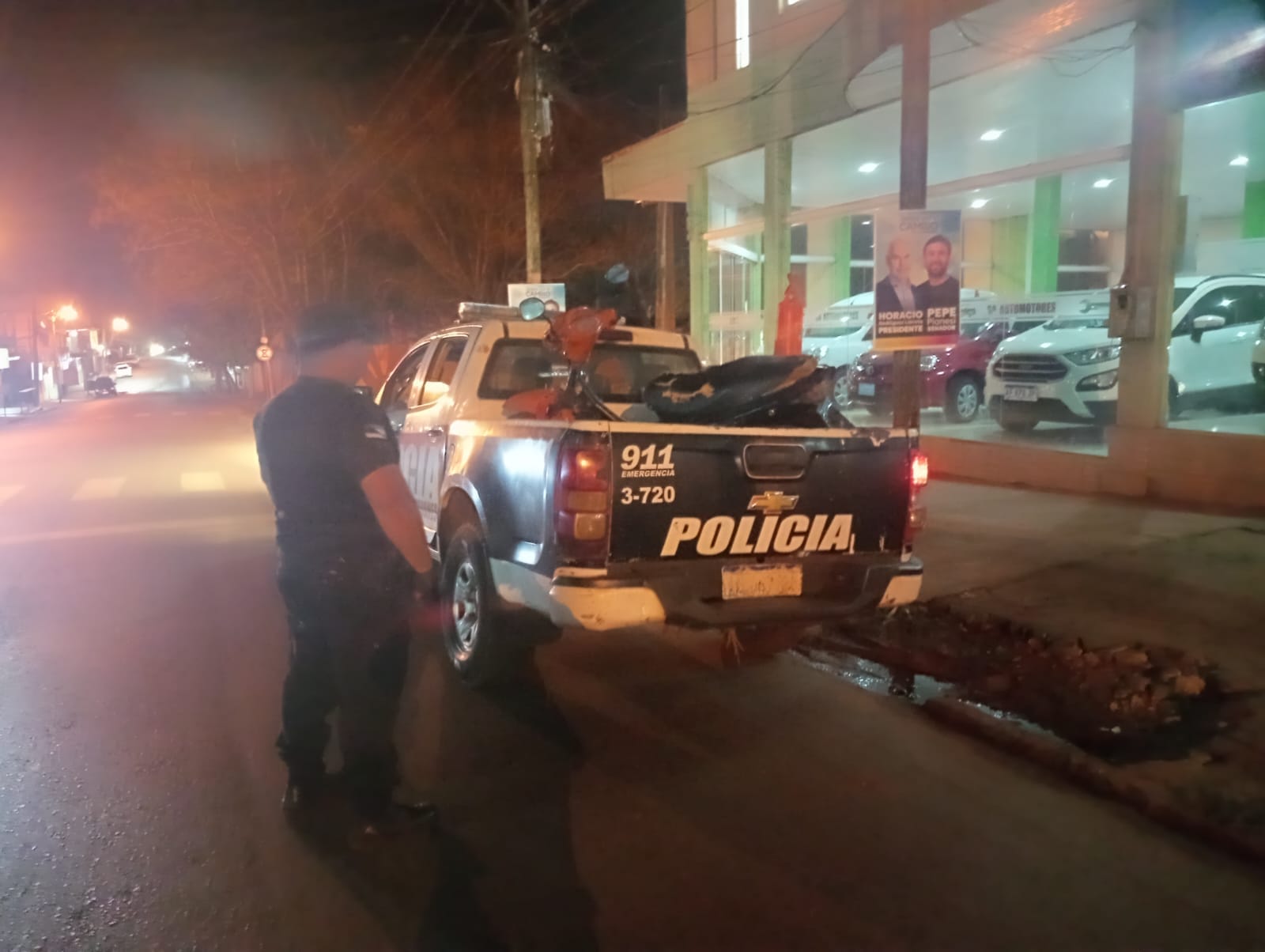 La policía detuvo a personas que realizaban maniobras peligrosas y explotaban caños de escape