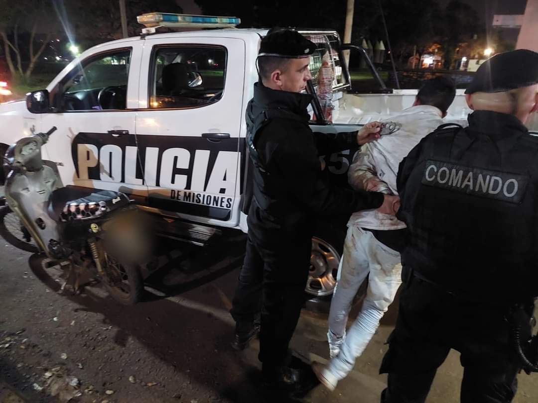 Vecinos retuvieron infraganti a un joven cuando intentaba robar una motocicleta y la policía lo llevo preso
