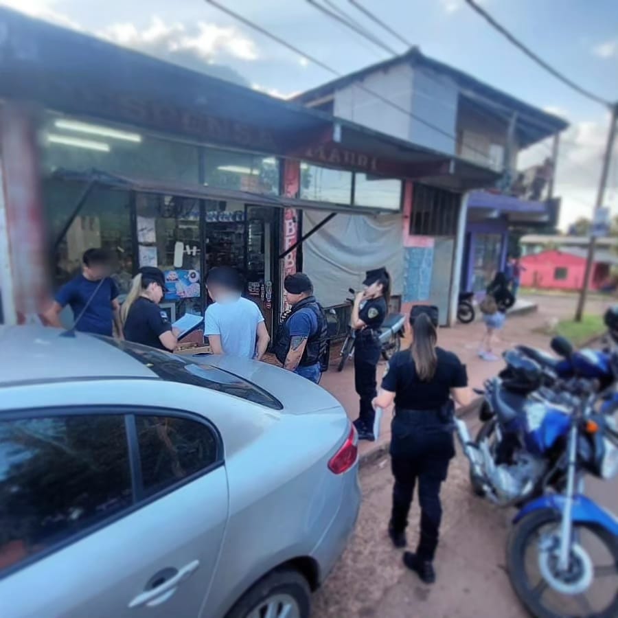 Detuvieron a un hombre que compró fotos íntimas a una jóven y después intentó extorsionarla para tener sexo