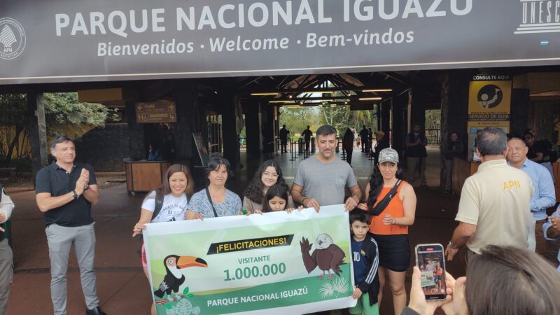 Viajaron a cataratas para celebrar el cumple de 15 y se transformaron en el turista un millón