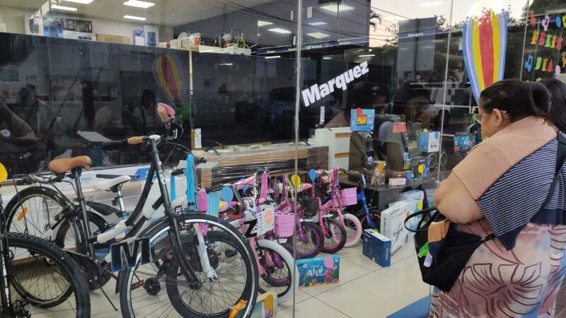 Vidrieras sin precios por la incertidumbre económica tras las PASO