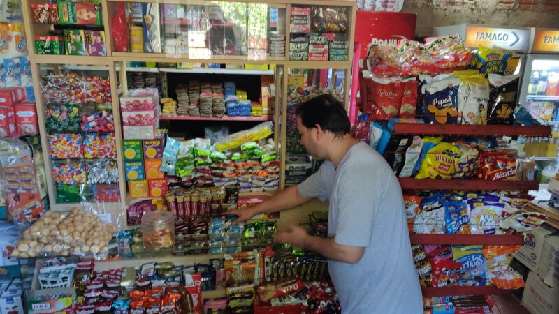 En Iguazú, almacenes de barrio reducen las ganancias para mantener sus puertas abiertas