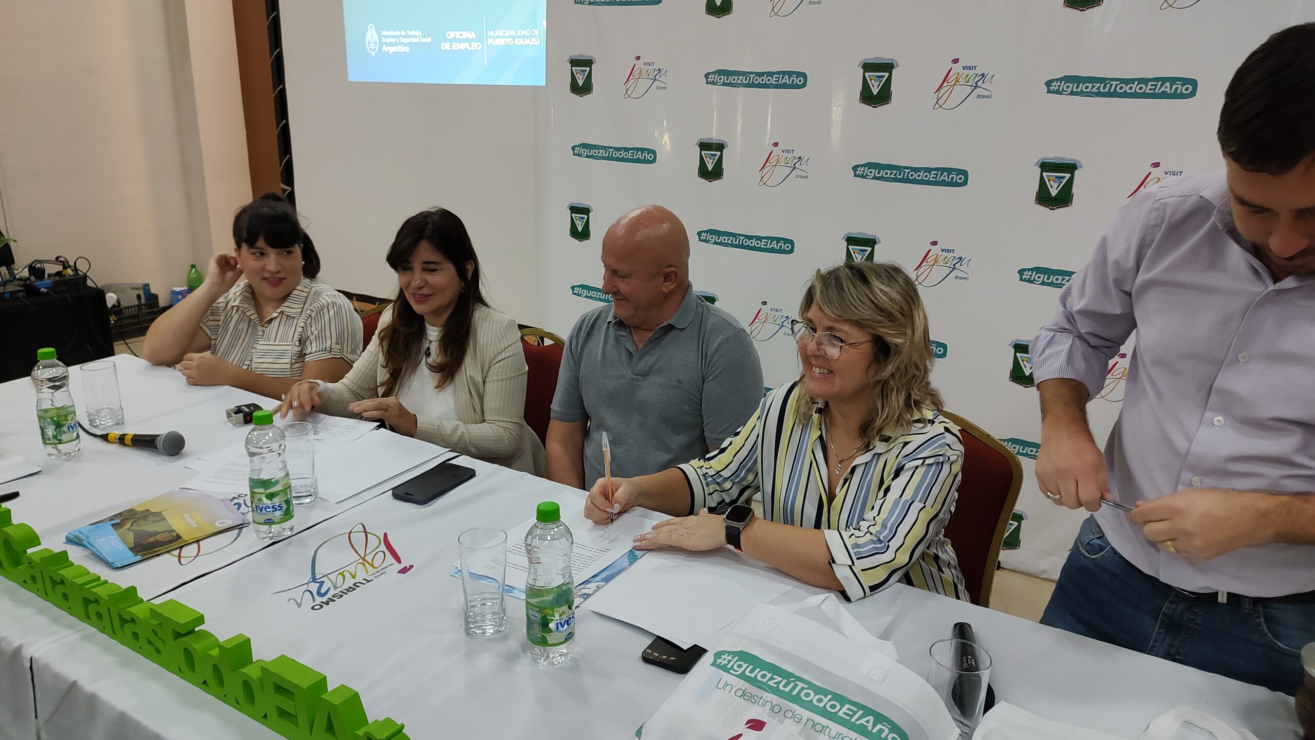 Trelew y Puerto Iguazú se unen para impulsar el turismo