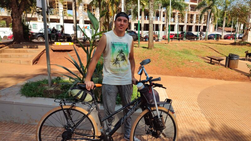 Llego a cataratas en bicicleta para concientizar sobre ELA