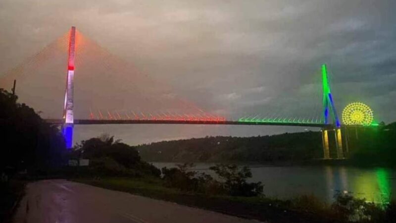 Triple Frontera: Los colores de las banderas iluminan el Puente de la Integración