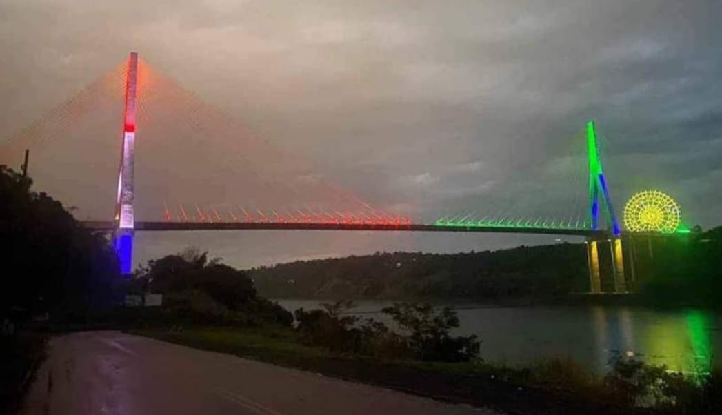 Triple Frontera: Los colores de las banderas iluminan el Puente de la Integración