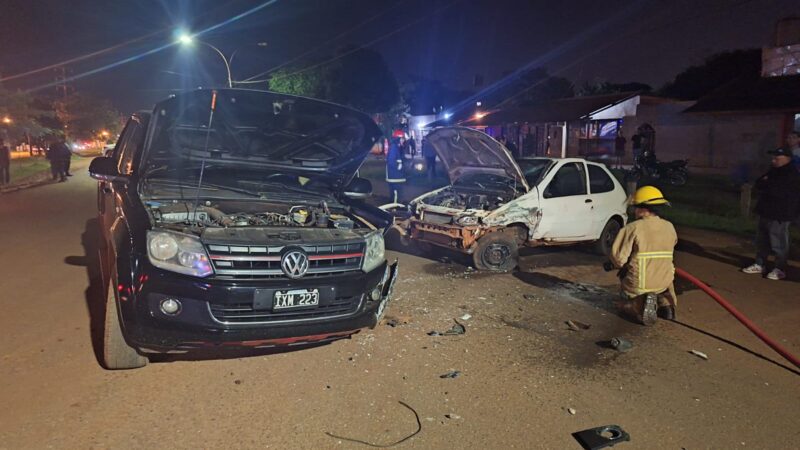 Colisión entre una camioneta y un automóvil dejó 4 personas lesionadas