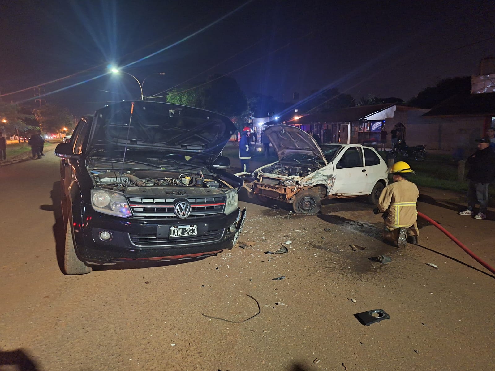 Colisión entre una camioneta y un automóvil dejó 4 personas lesionadas