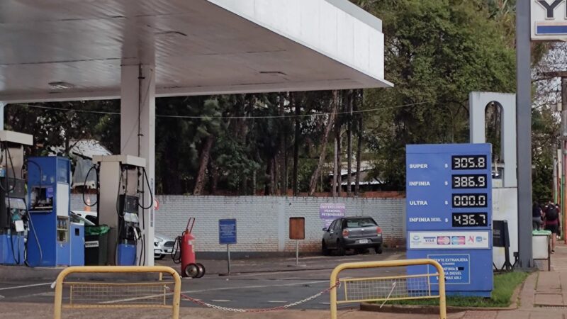 YPF aumentó el precio, pero varias estaciones están cerradas por la falta combustible