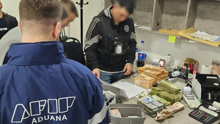 Contrabando de dólares: En Iguazú, con la ayuda de un perro hallaron en un auto USD 575 mil