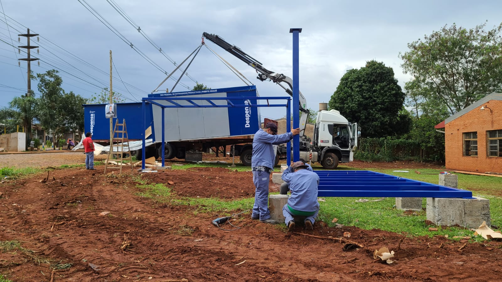 Tras la llegada de los módulos despensa trabajan en una calle paseo en Iguazú