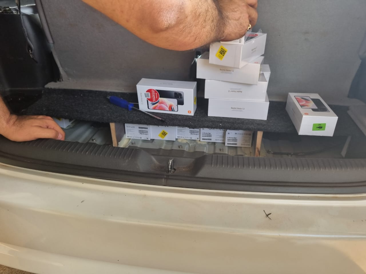 Paraguayos que “venían a hacer compras” a Iguazú tenían escondidos 175 celulares de alta gama