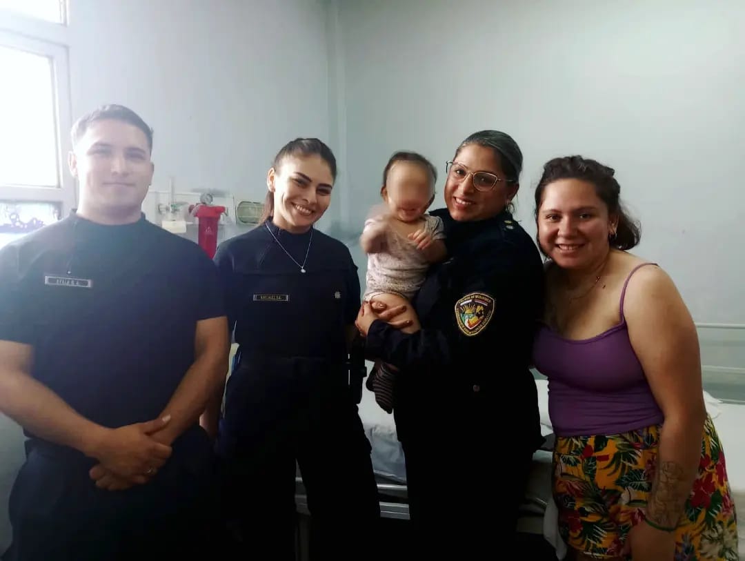 Minutos de desesperación: policías le salvaron la vida a una beba de 8 meses
