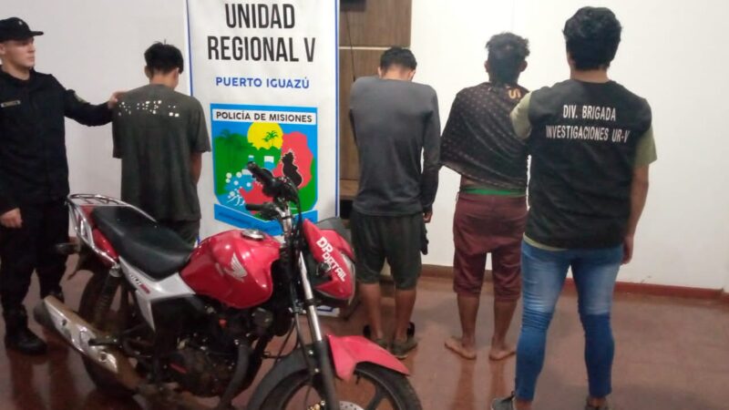 Puerto Iguazú: detuvieron a tres paraguayos que intentaban llevar una motocicleta robada a su país por el río Paraná