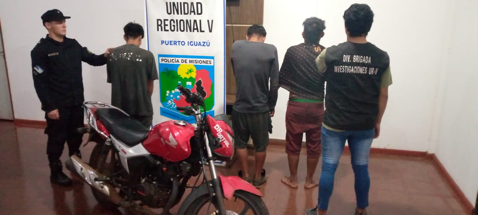 Puerto Iguazú: detuvieron a tres paraguayos que intentaban llevar una motocicleta robada a su país por el río Paraná