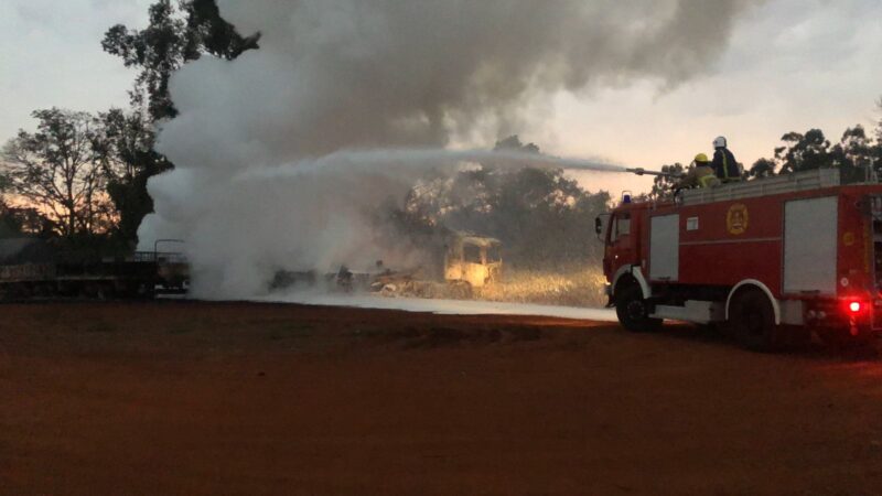 Después de casi 7 horas de trabajo, los bomberos extinguieron las llamas del camión cisterna