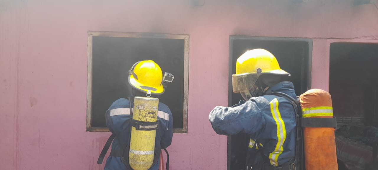 Dos personas resultaron con quemaduras e intoxicadas al incendiarse su vivienda