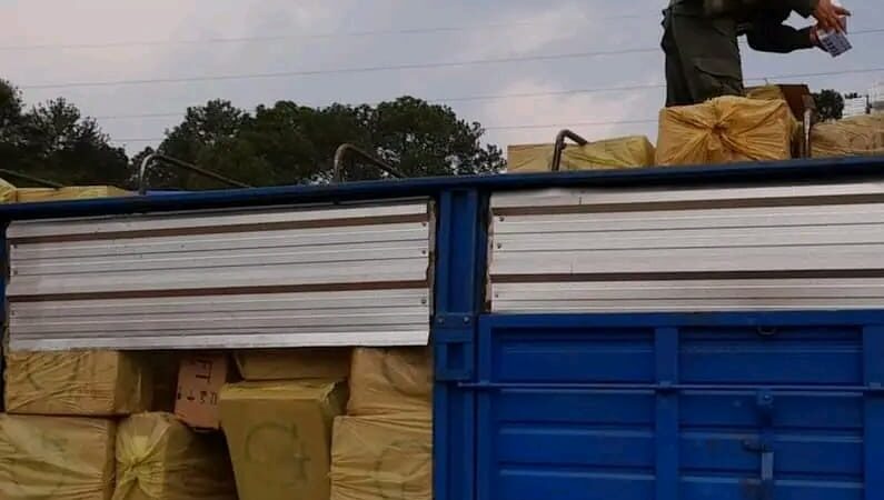 Se detuvieron para controlar un camión con tambores y encontraron una carga millonaria de cigarrillos