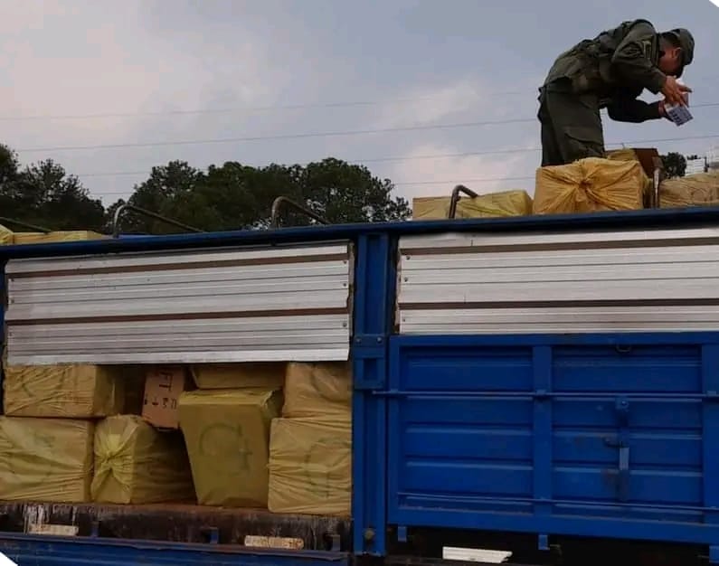 Se detuvieron para controlar un camión con tambores y encontraron una carga millonaria de cigarrillos