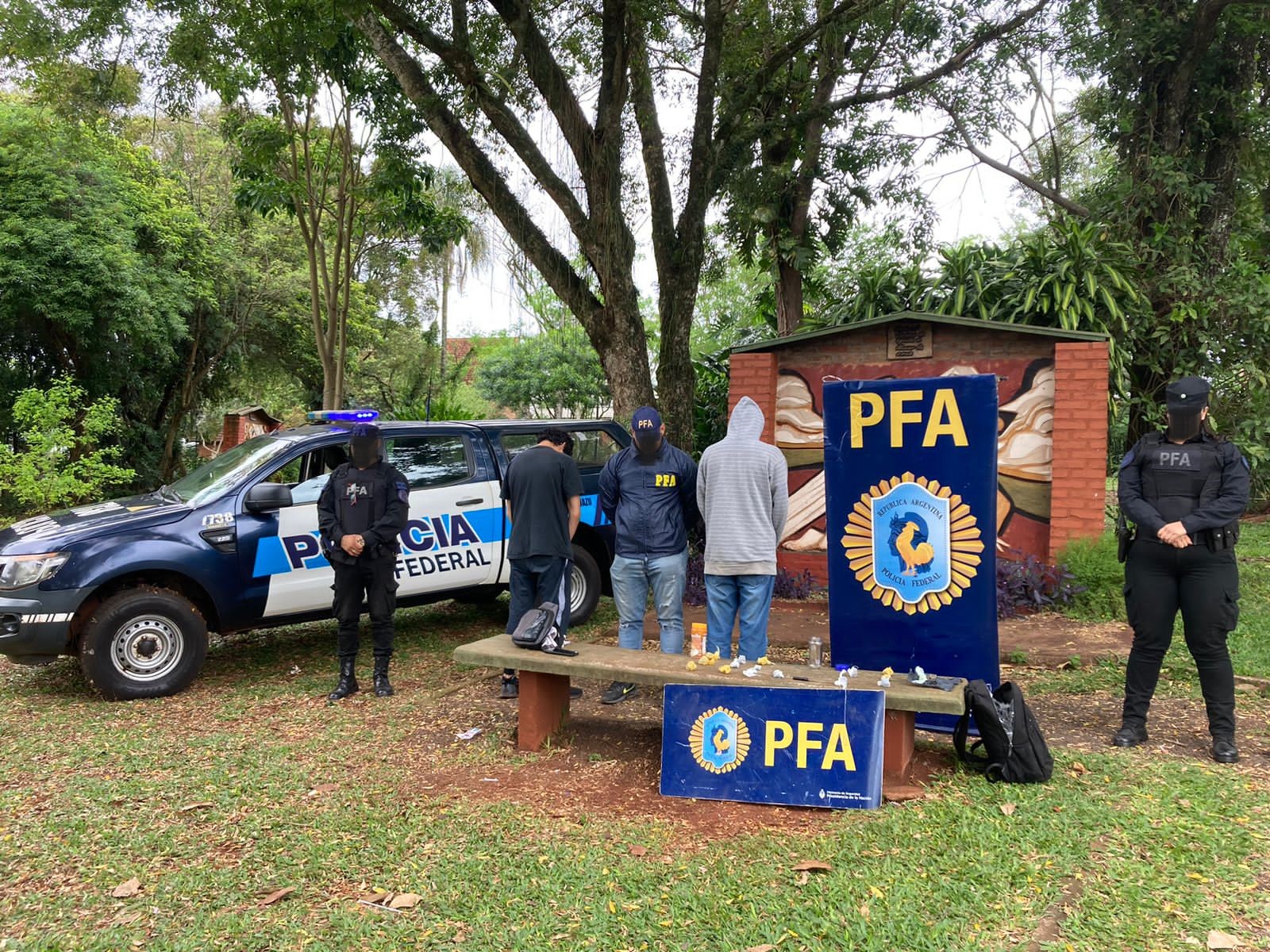 Puerto Esperanza: Consumían estupefacientes en una plaza y fueron arrestados