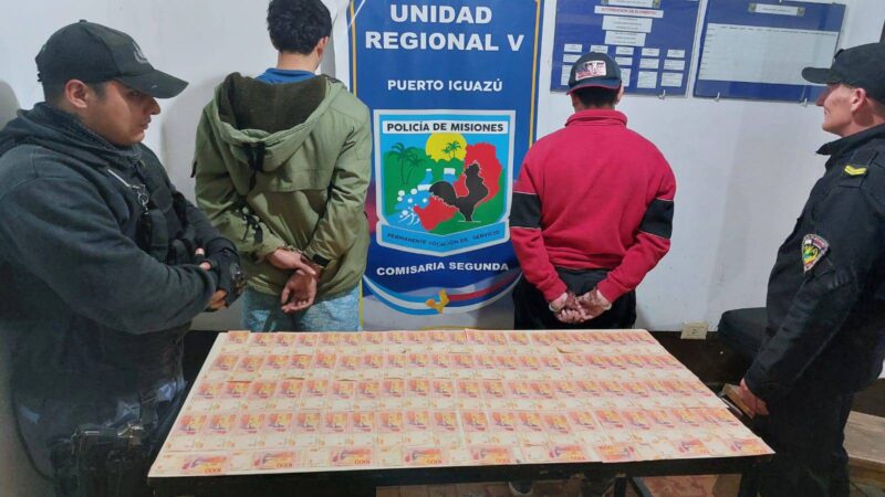Detuvieron a dos hombres que se trasladaban en una moto presumiblemente robada y tenían mas de 200 mil pesos
