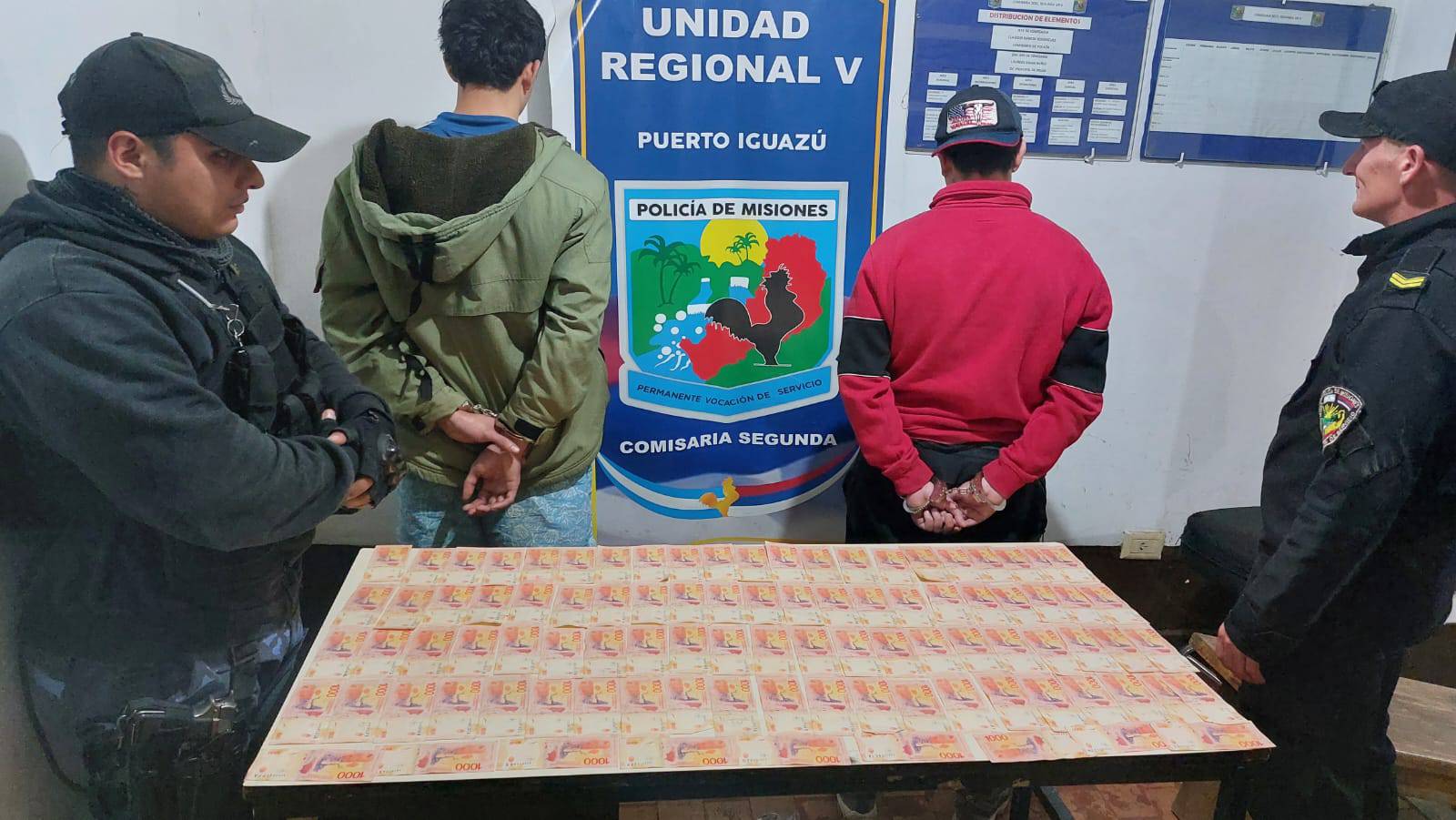 Detuvieron a dos hombres que se trasladaban en una moto presumiblemente robada y tenían mas de 200 mil pesos
