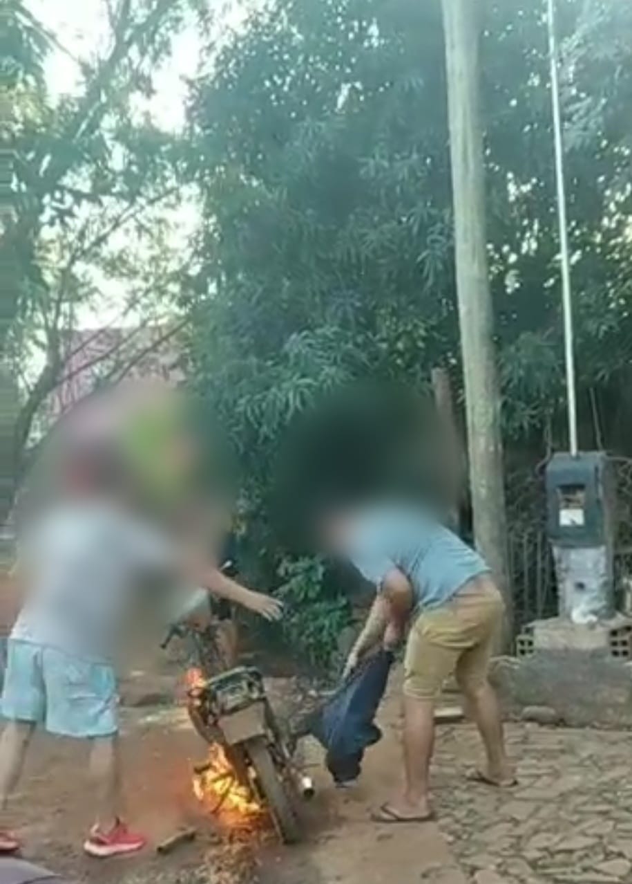 Desmantelaban una moto robada cuando llegó la policía la incendiaron