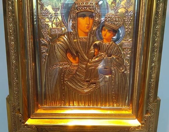 Robaron un cuadro bizantino donado por el Vaticano de la capilla de Santa Ana