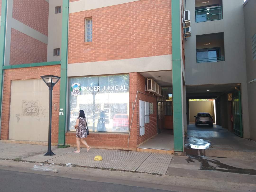 Filmaron a un bebe fumando narguile y la justicia intervino de oficio