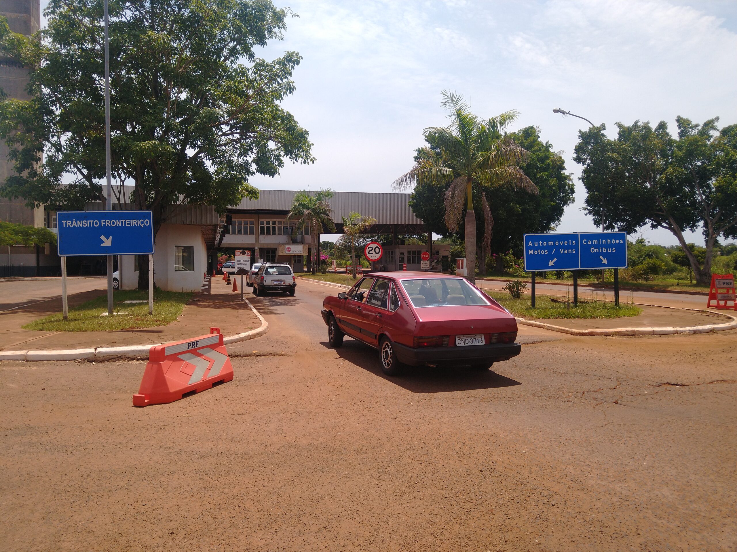 Intenso movimiento en la frontera: Solo los turistas deben hacer el ingreso y egreso de Foz do Iguazú