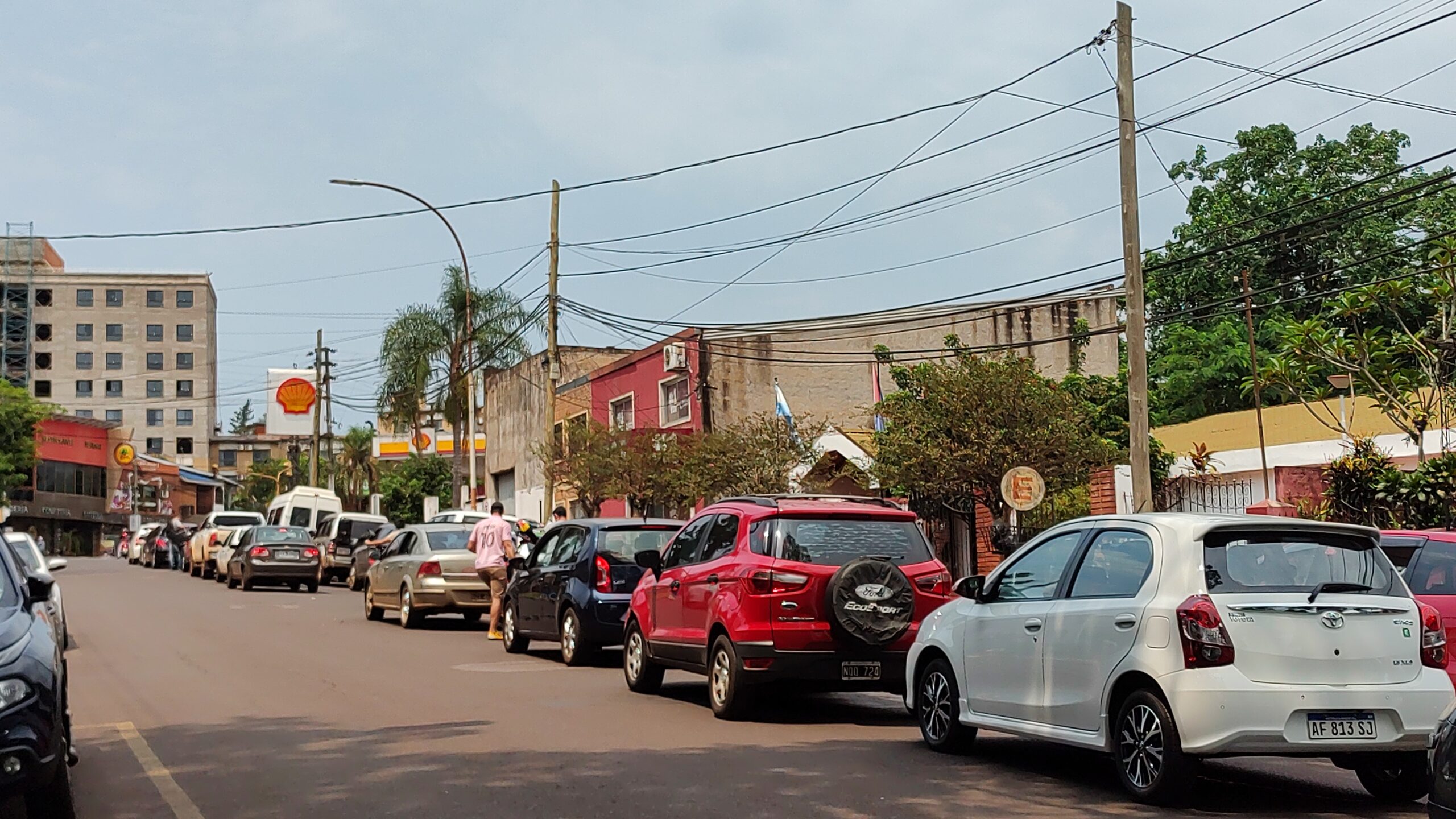 Combustible en oferta: pese al aumento los extranjeros continúan haciendo filas en Iguazú