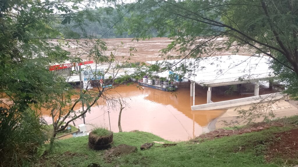 Evacuaron las oficinas del puerto de la ciudad de las Cataratas por la crecida del rio Iguazú