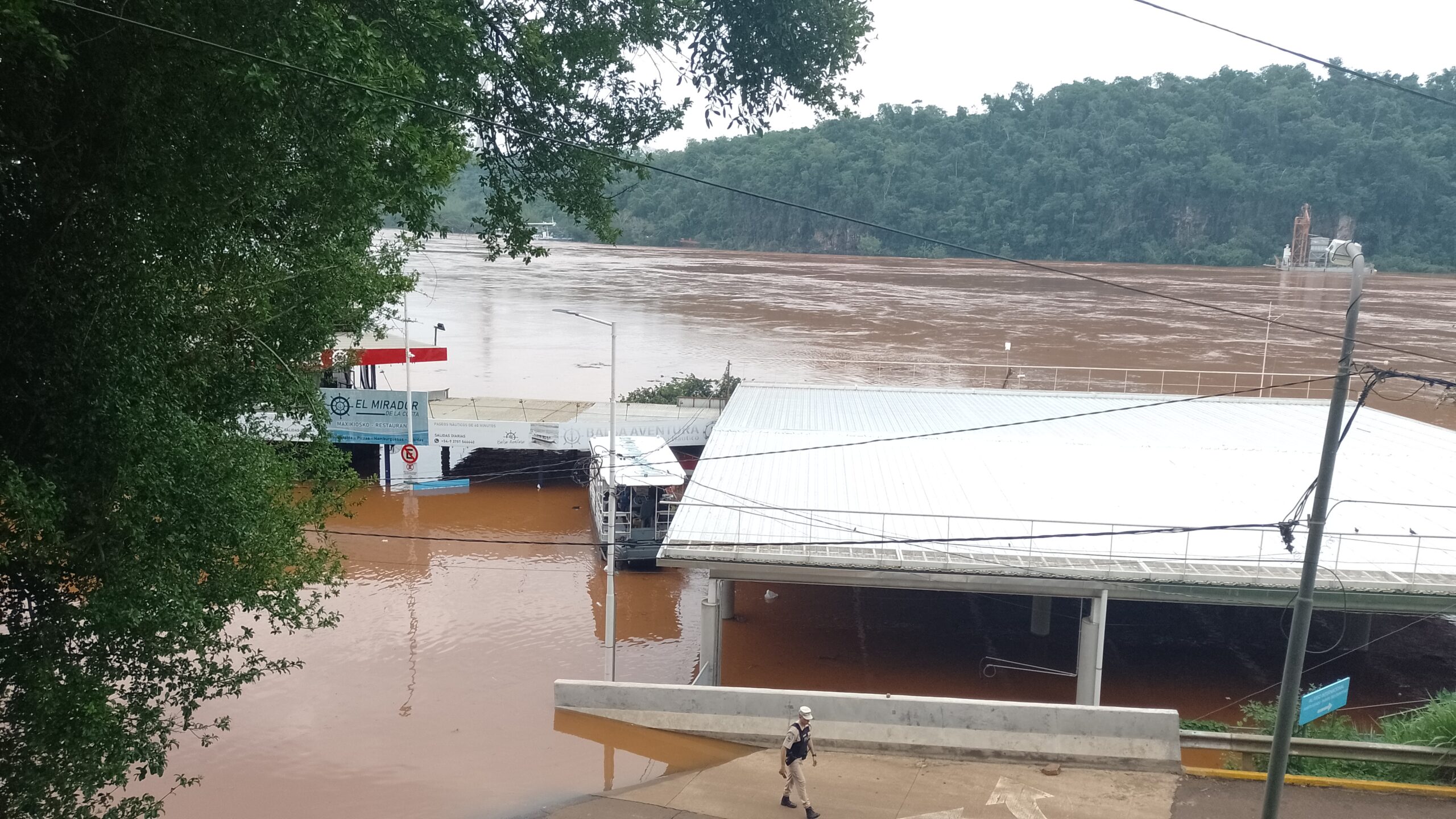 Evacuaron las oficinas del puerto de la ciudad de las Cataratas por la crecida del rio Iguazú