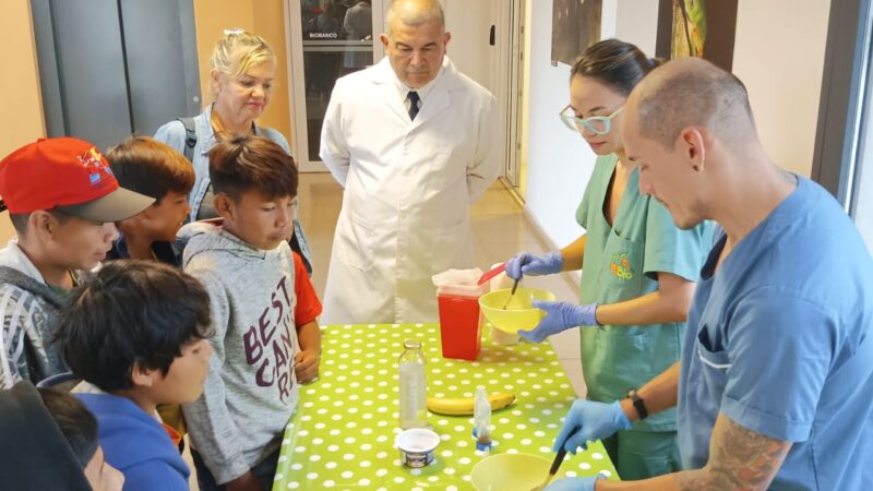 Tras varios días de visitas a laboratorios, científicos expondrán sus trabajos en la kermes científica en la plaza