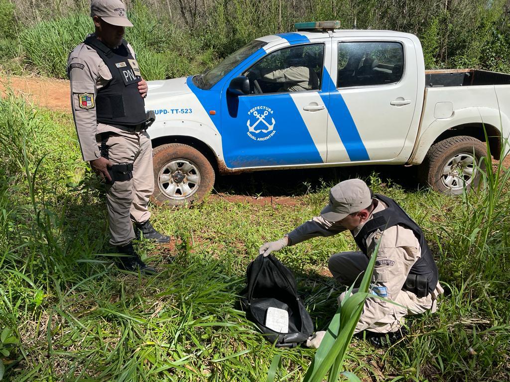 Huyo de prefectura y arrojó un kilo de cocaína