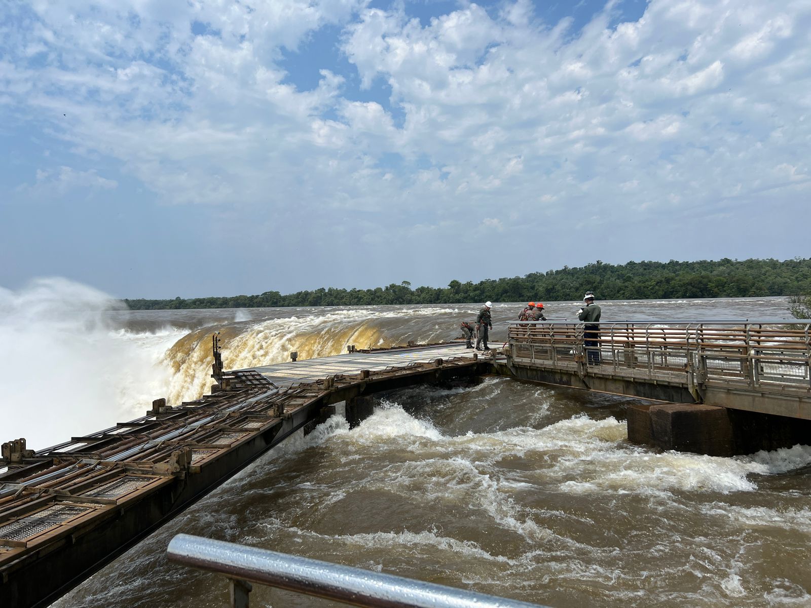 Intensas lluvias en la cuenca del rio Iguazú provocan un nuevo cierre preventivo del circuito Garganta del Diablo