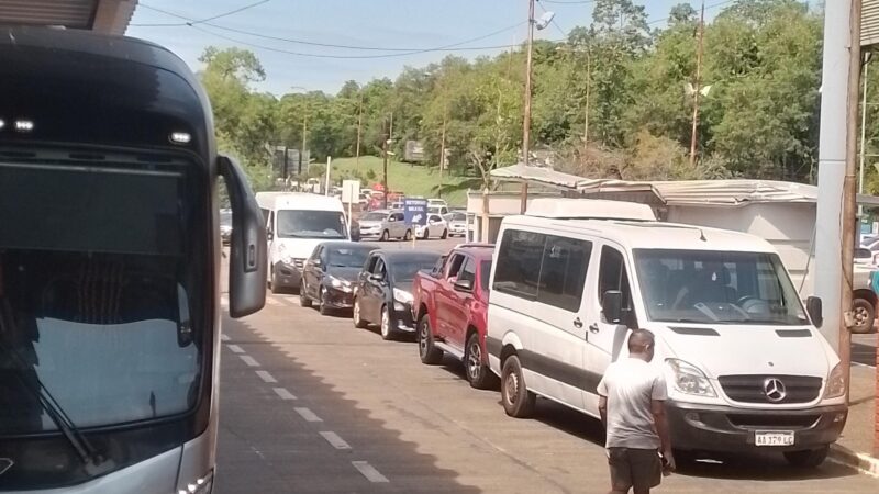 Caos y largas filas en el centro de frontera de Puerto Iguazú