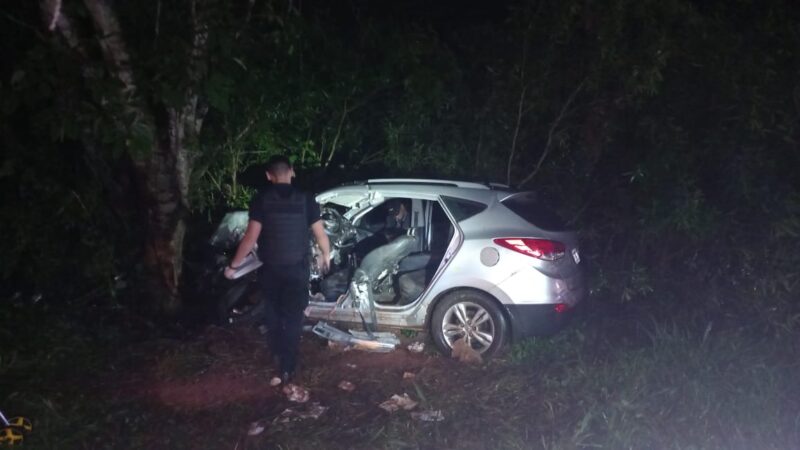 Hombre pelea por su vida tras despistar con su automóvil y chocar contra un árbol