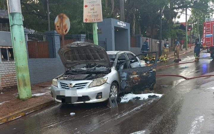 Se incendió un vehículo en el acceso una estación de servicio