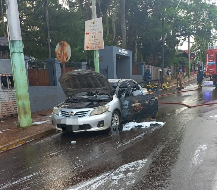 Se incendió un vehículo en el acceso una estación de servicio