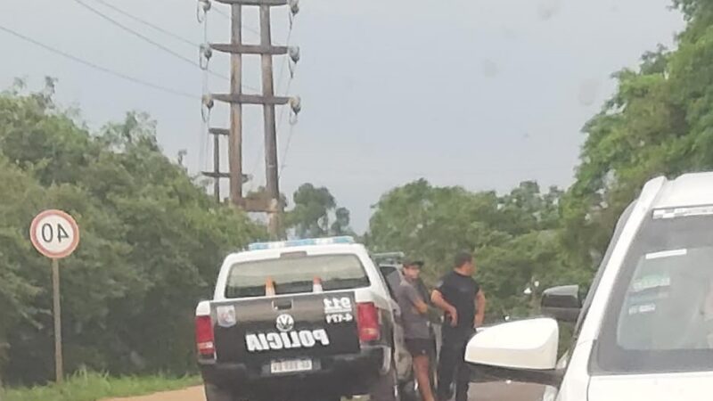 Tras el incendio de un automóvil en el acceso a la estación de servicio la policía controla los vehículos