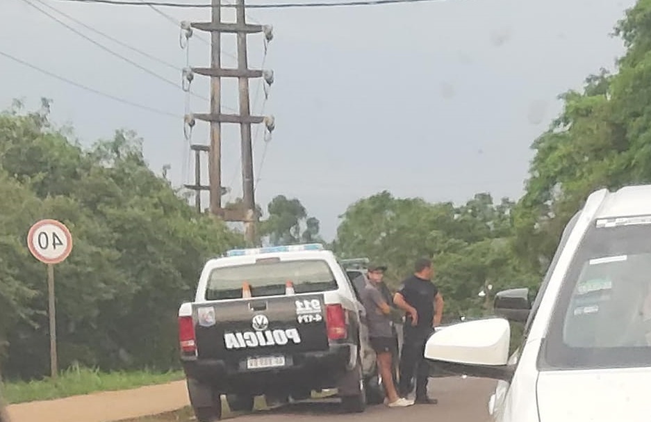 Tras el incendio de un automóvil en el acceso a la estación de servicio la policía controla los vehículos