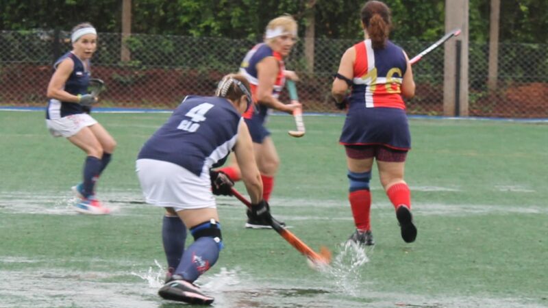 Bajo lluvia comenzó el 1º torneo Mamis Hockey en Puerto Iguazú