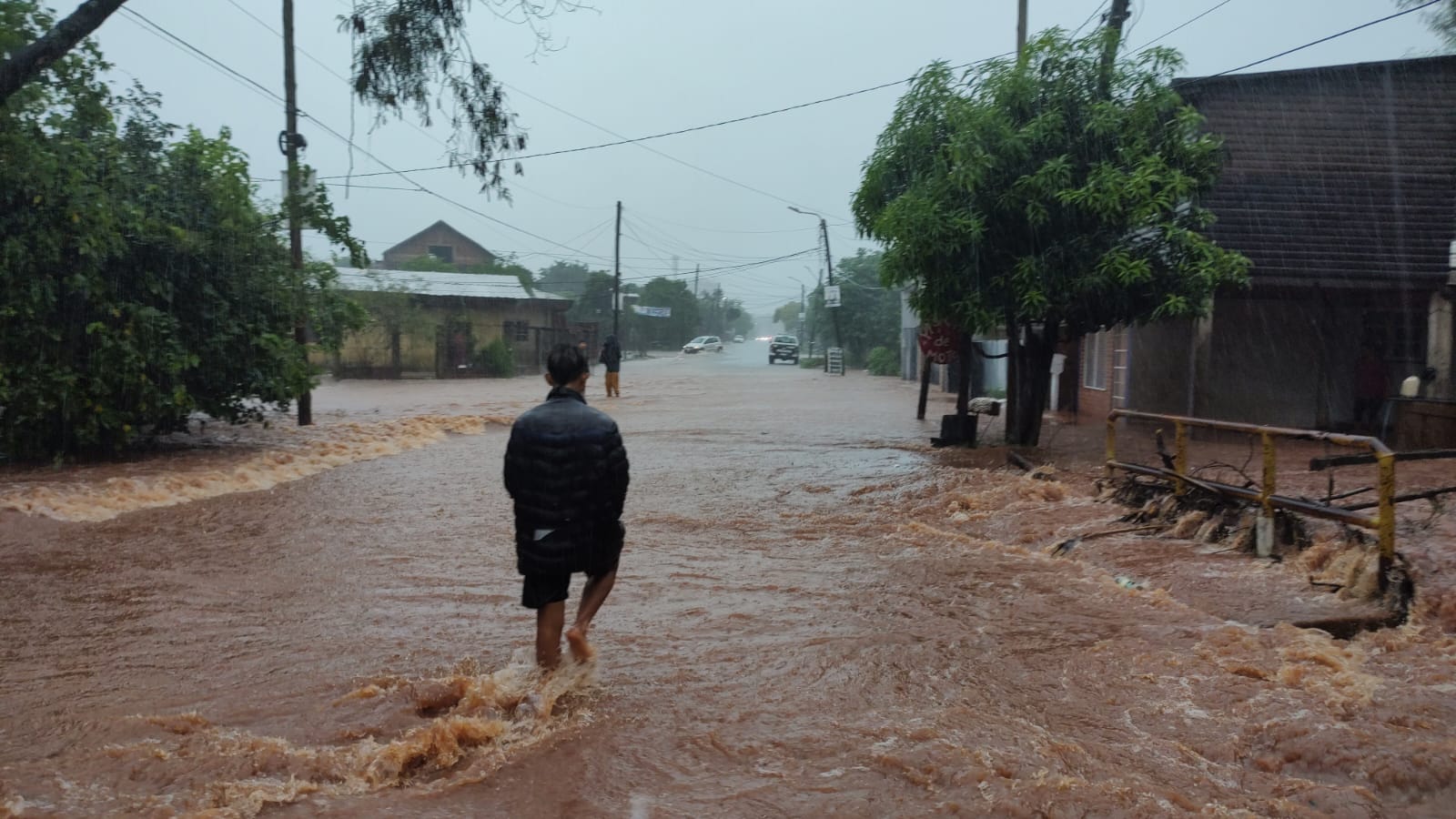 Temporal en Iguazú, calles anegadas desborde de arroyos e inundaciones en los barrios