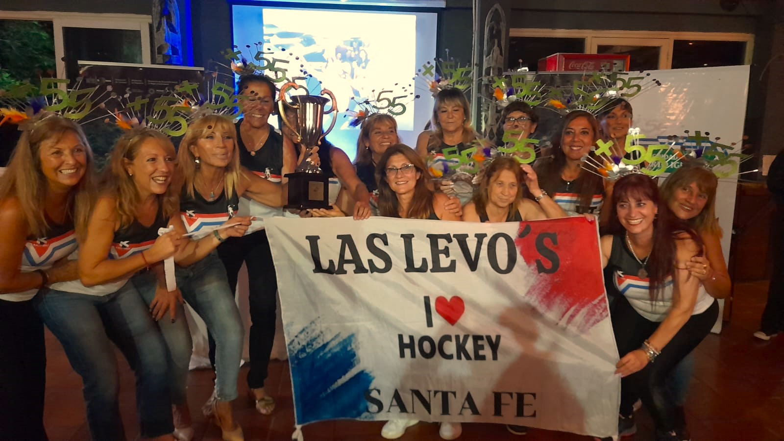Las Mamis Hockey +55 se divirtieron jugando bajo la lluvia