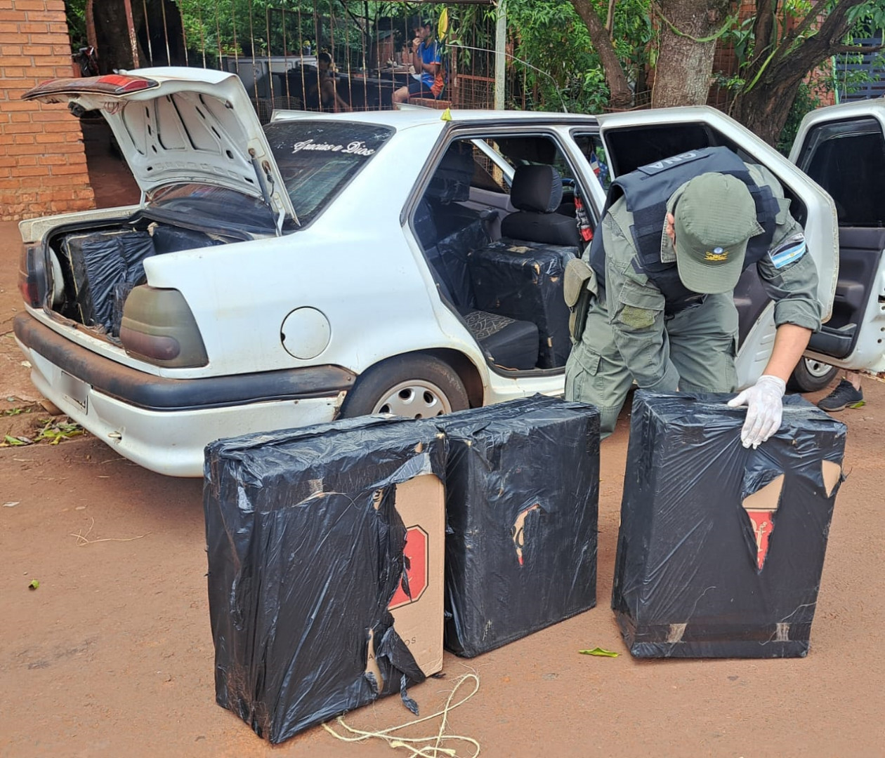 Evadió las señales de tránsito, las patrullas de la Fuerza y abandonó el auto cargado con cigarrillos ilegales