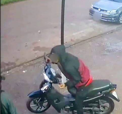 «Cara Manchada» nuevamente robo una motocicleta y fue grabado por las cámaras de seguridad